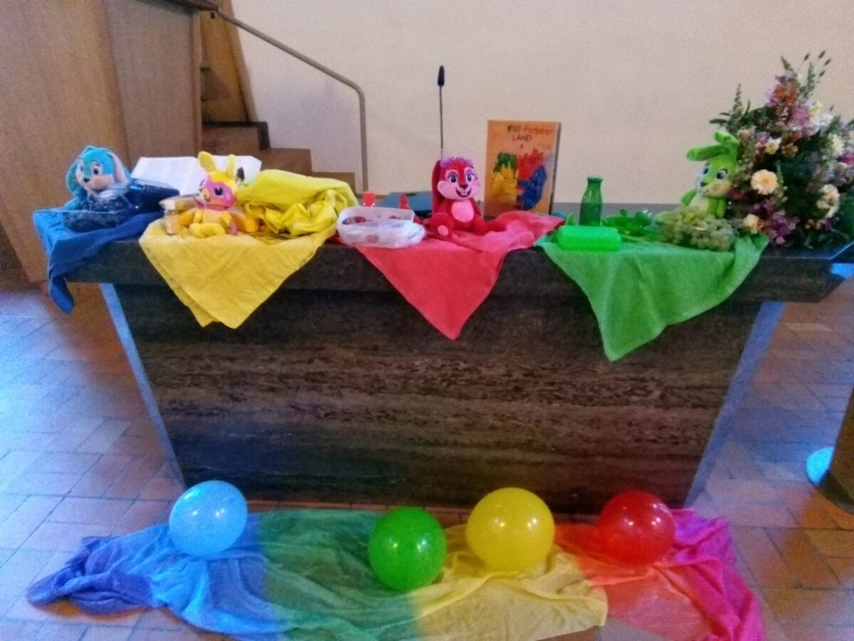 "Celebrare insieme". Decorazione sul fonte battesimale della Chiesa di Comander durante un servizio ecumenico estivo.