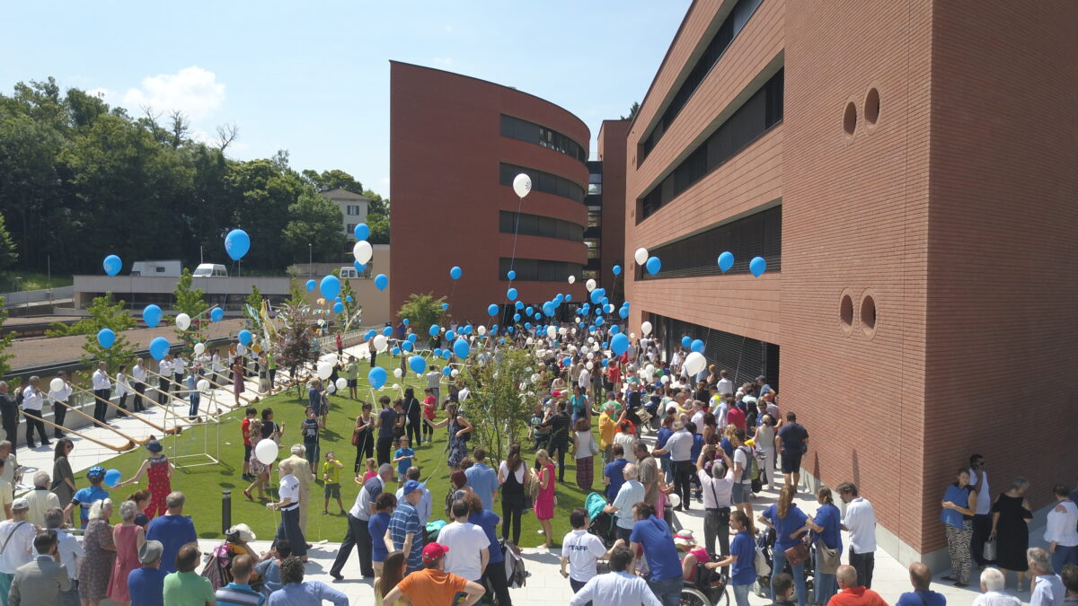 Persone partecipano ad alcuni festeggiamenti presso OTAF