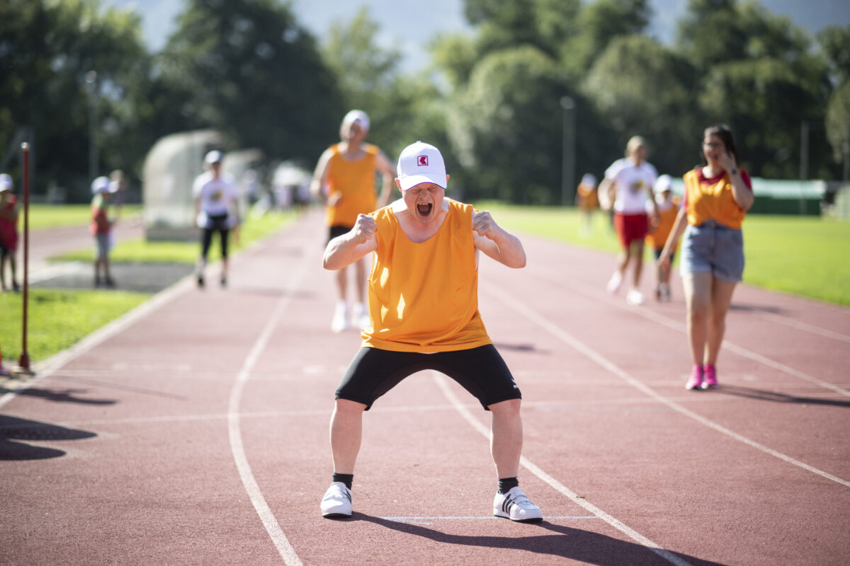 Un ragazzo partecipa alla giornata di sport con Inclusione andicap Ticino al Centro Sportivo di Tenero