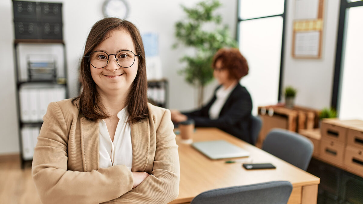 Ragazza con disabilità lavora in ufficio